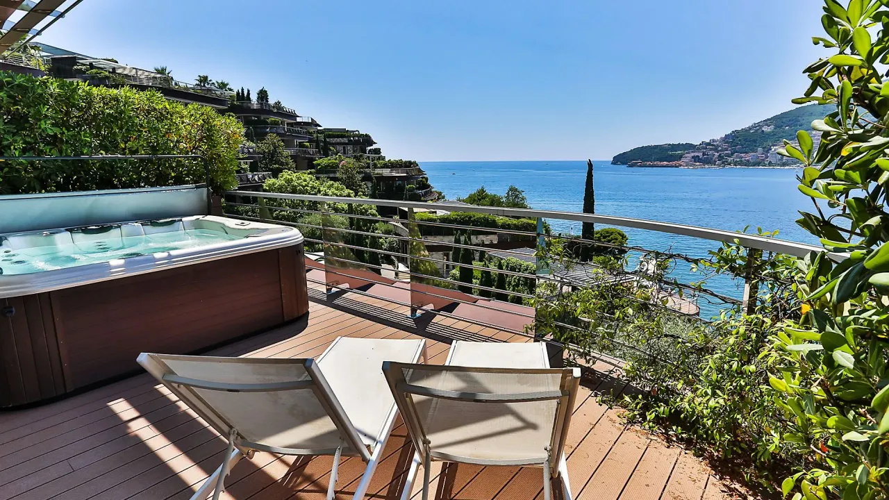 Izdavanje, dvosoban stan, 138m², Dukley Gardens, Budva