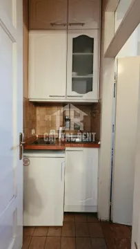Manja kuhinja sa belim elementima i keramičkim pločicama. - image 7