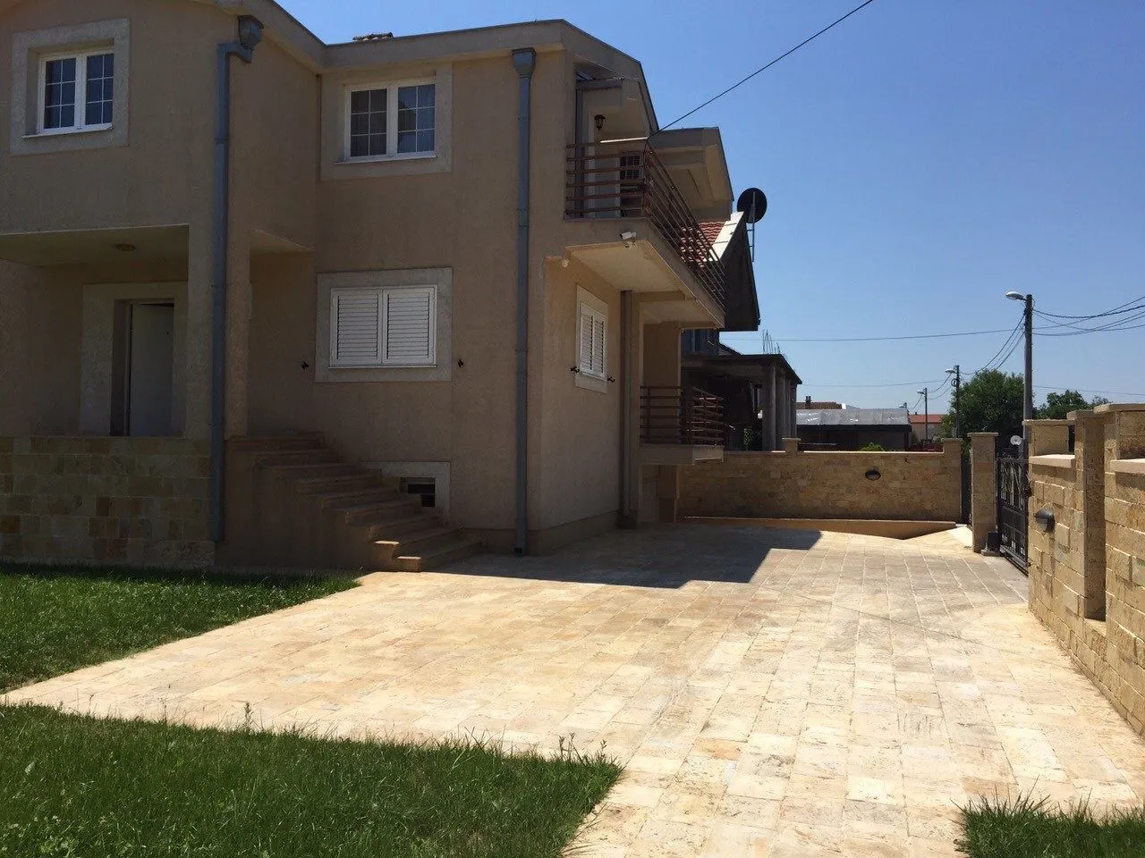 Izdavanje, kuća, 320m², Gornja Gorica, Podgorica