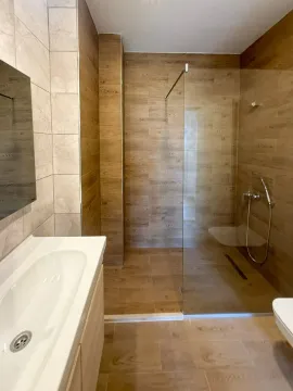 Moderno opremljeno kupatilo sa tuš kabinom i umivaonikom. - image 6