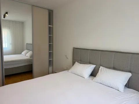 Moderna spavaća soba sa bračnim krevetom i ugradnim garderobe sa ogledalima. - image 6