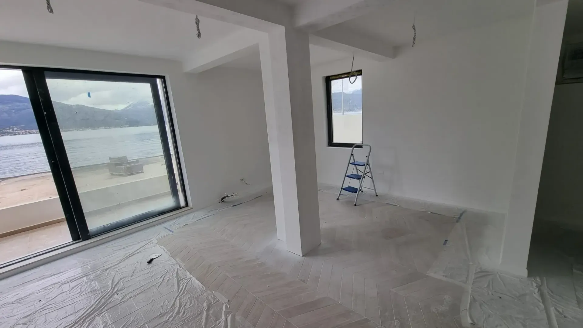 Nezavršena prostorija u izgradnji sa pogledom na more.