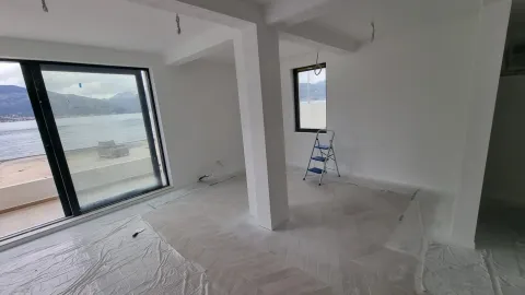 Nezavršena prostorija u izgradnji sa pogledom na more. - image 12