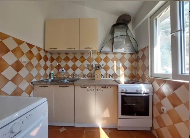 Izdavanje, dvosoban stan, 70m², Škaljari, Kotor