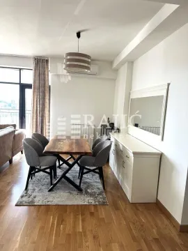 Dnevni boravak sa trpezarijom i modernim nameštajem. - image 2