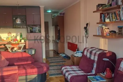 Dnevna soba sa garniturom i pogledom na kuhinju. - image 2
