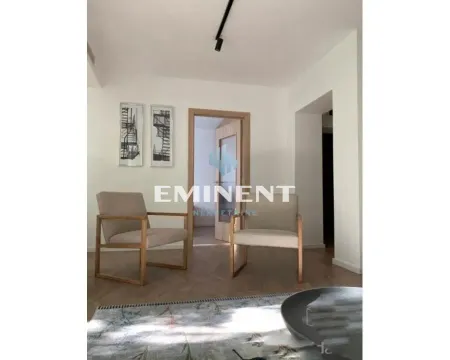 Dnevna soba sa foteljama, parketom i ukrasnim slikama na zidu. - image 6
