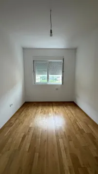 Prazna soba sa parketom i jednim prozorom. - image 9