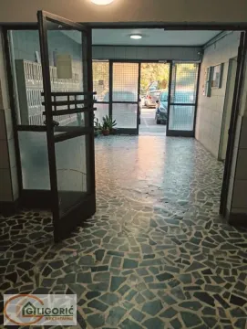 Ulaz u zgradu sa staklenim vratima i popločanim podom. - image 19