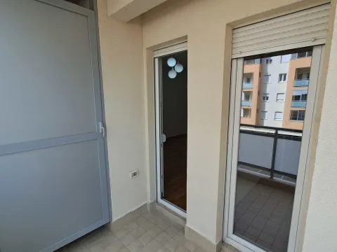Izdavanje, dvosoban stan, 65m², City Kej, Podgorica - image 4