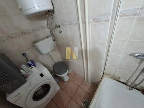 Manje kupatilo sa tuš kabinom, toaletom i veš mašinom. - image 6