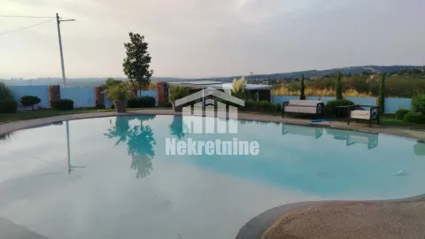 Bazen u uređenom dvorištu sa pogledom na okolni pejzaž. - image 8