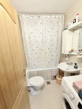 Manje kupatilo sa kadom, umivaonikom i veš mašinom. - image 13
