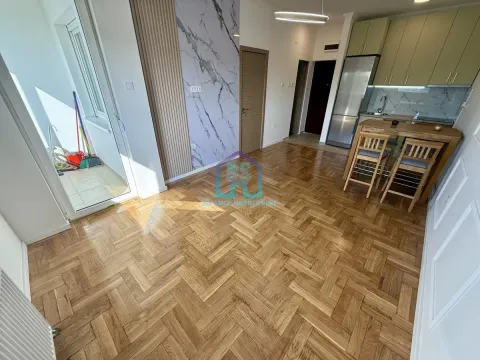 Dnevni boravak sa kuhinjom i trpezarijom i izlazom na terasu. - image 11