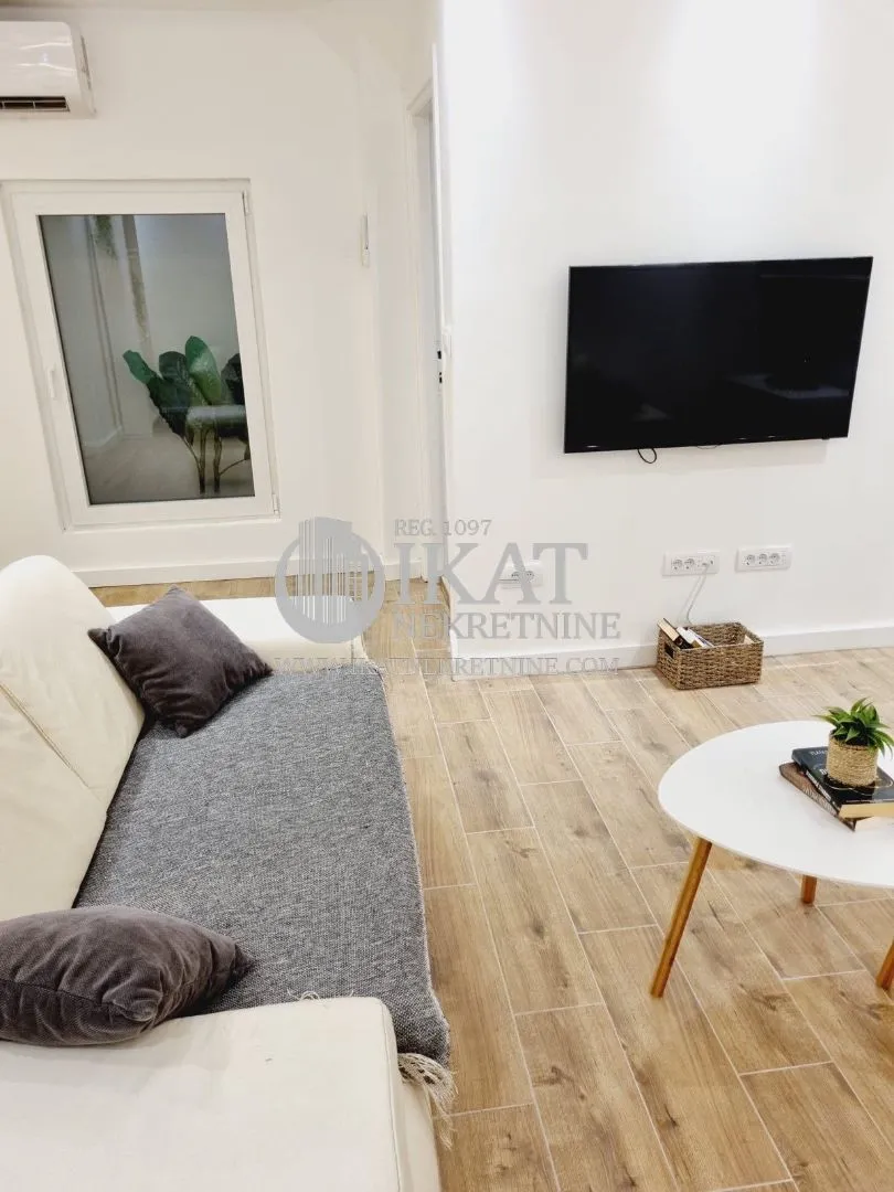 Sale, two bedroom apartment, 44m², Kalenić Pijaca, Vračar Sve Podlokacije