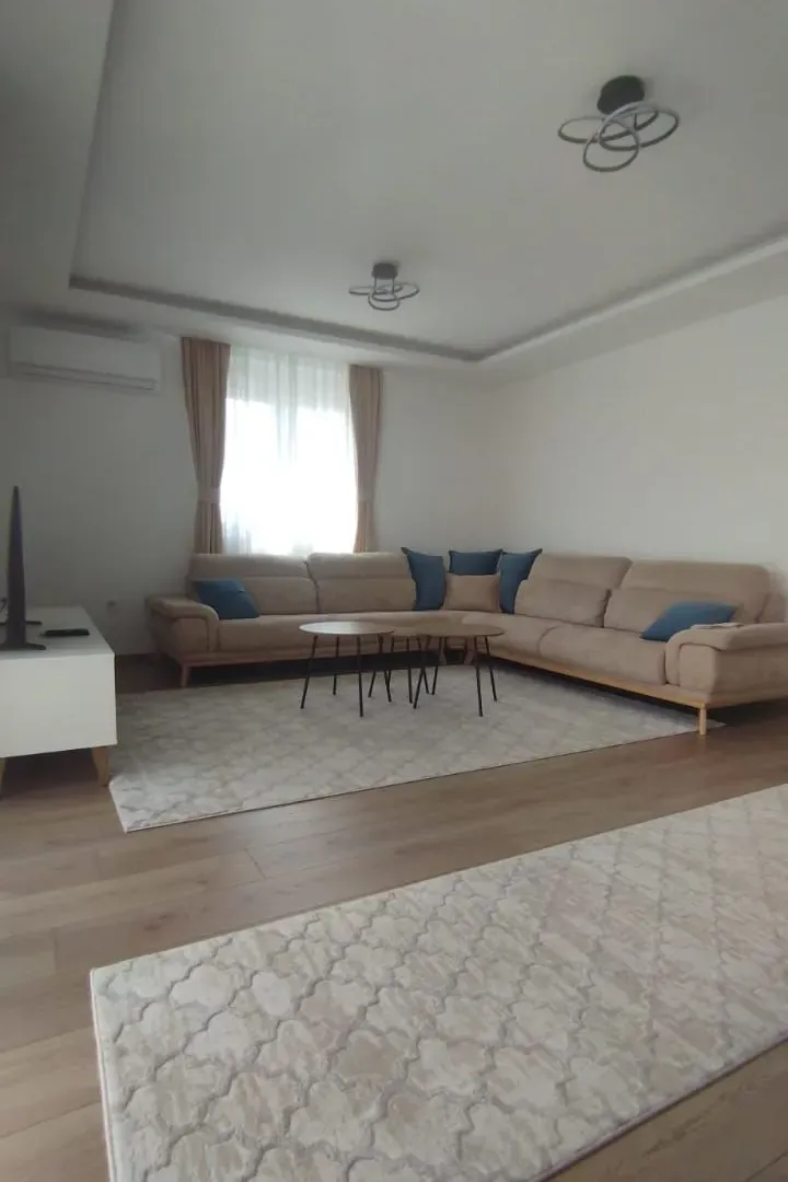 Izdavanje, trosoban stan, 100m², Zagorič, Podgorica