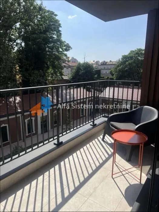Namešten balkon sa stolicom, stočićem i pogledom na okolinu.