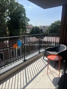 Namešten balkon sa stolicom, stočićem i pogledom na okolinu. - image 6