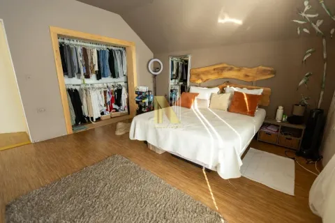 Spavaća soba sa bračnim krevetom i ugradnim ormanom u potkrovlju. - image 18