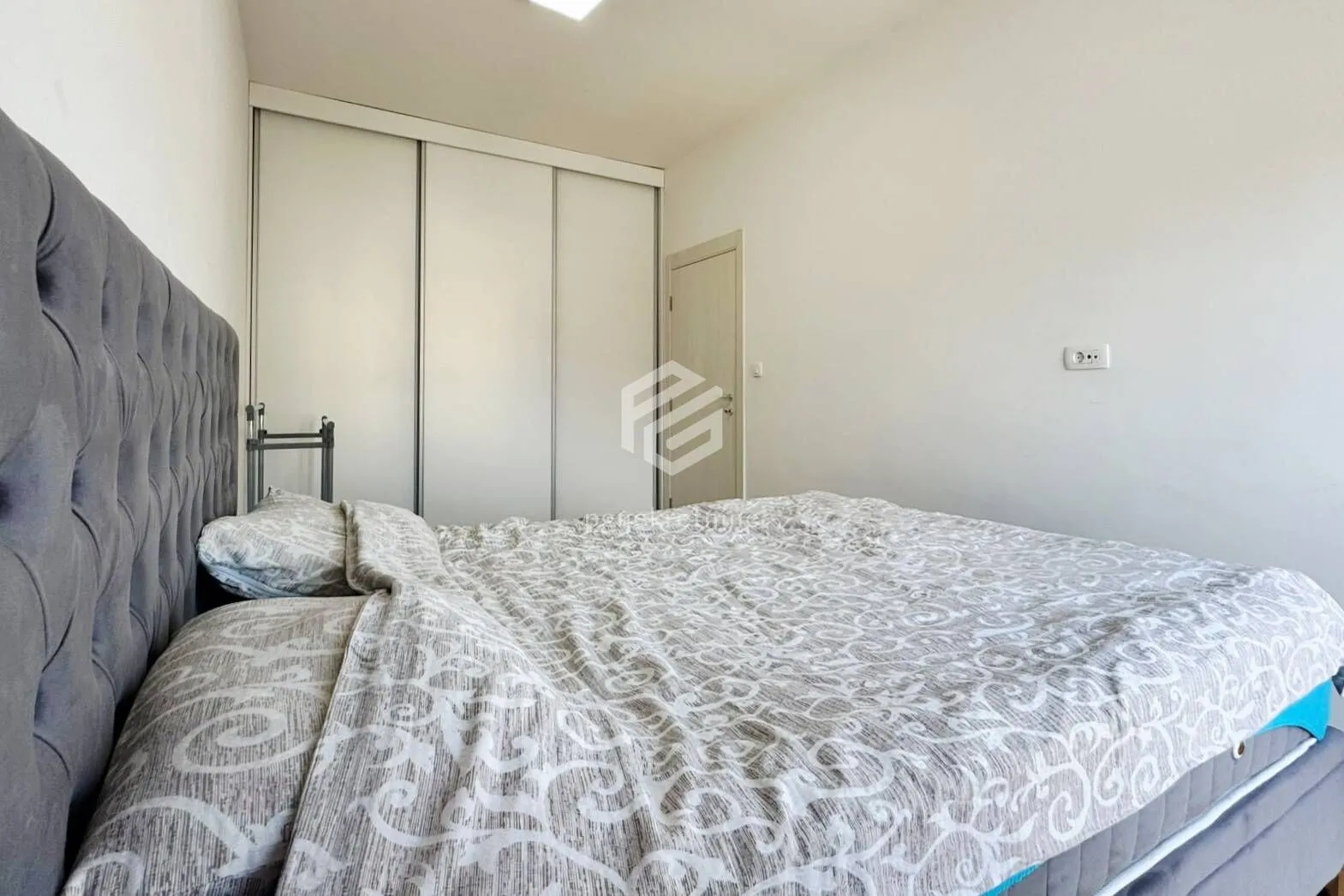 Bedroom with a double bed and a built-in wardrobe.