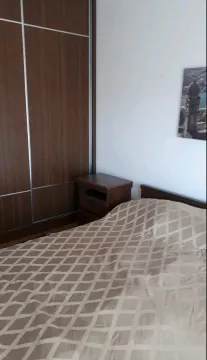 Namještena spavaća soba sa bračnim krevetom, plakarom i noćnim stočićem. - image 7