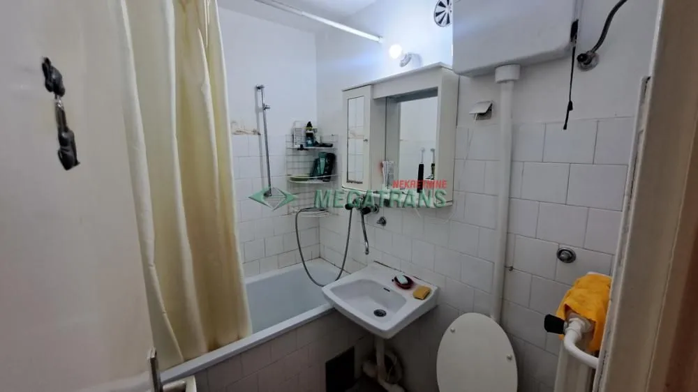 Manje kupatilo sa kadom, umivaonikom i toaletom.
