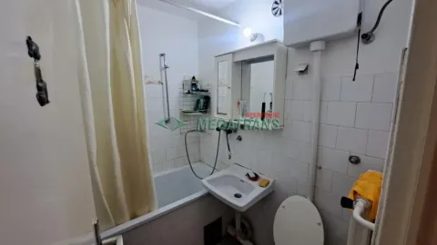 Manje kupatilo sa kadom, umivaonikom i toaletom. - image 7