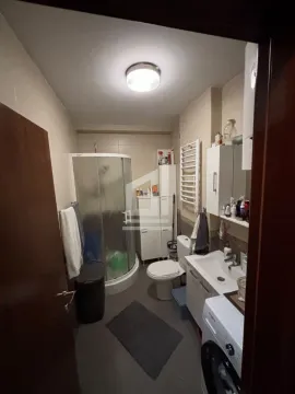 Pogled na kupatilo sa tuš kabinom, umivaonikom i veš mašinom. - image 3
