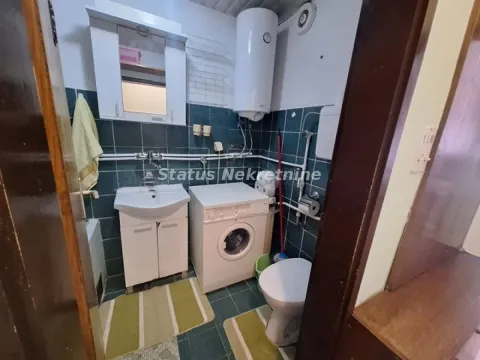Manje kupatilo sa umivaonikom, veš mašinom, bojlerom i toaletom. - image 3