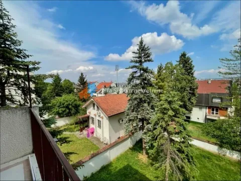 Pogled sa terase na dvorište i okolne objekte. - image 2