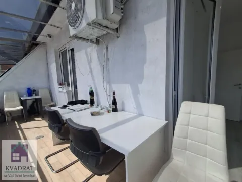 Zastakljena terasa sa stolom, radnim stolicama i klima uređajem. - image 15