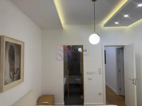 Pogled na spavaću sobu sa detaljima enterijera i rasvjetom. - image 6