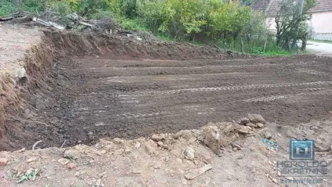 Zemljište pripremljeno za gradnju sa iskopanim temeljima. - image 13