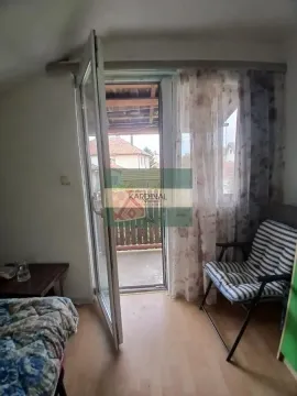 Manja soba sa krevetom, foteljom i izlazom na terasu. - image 6