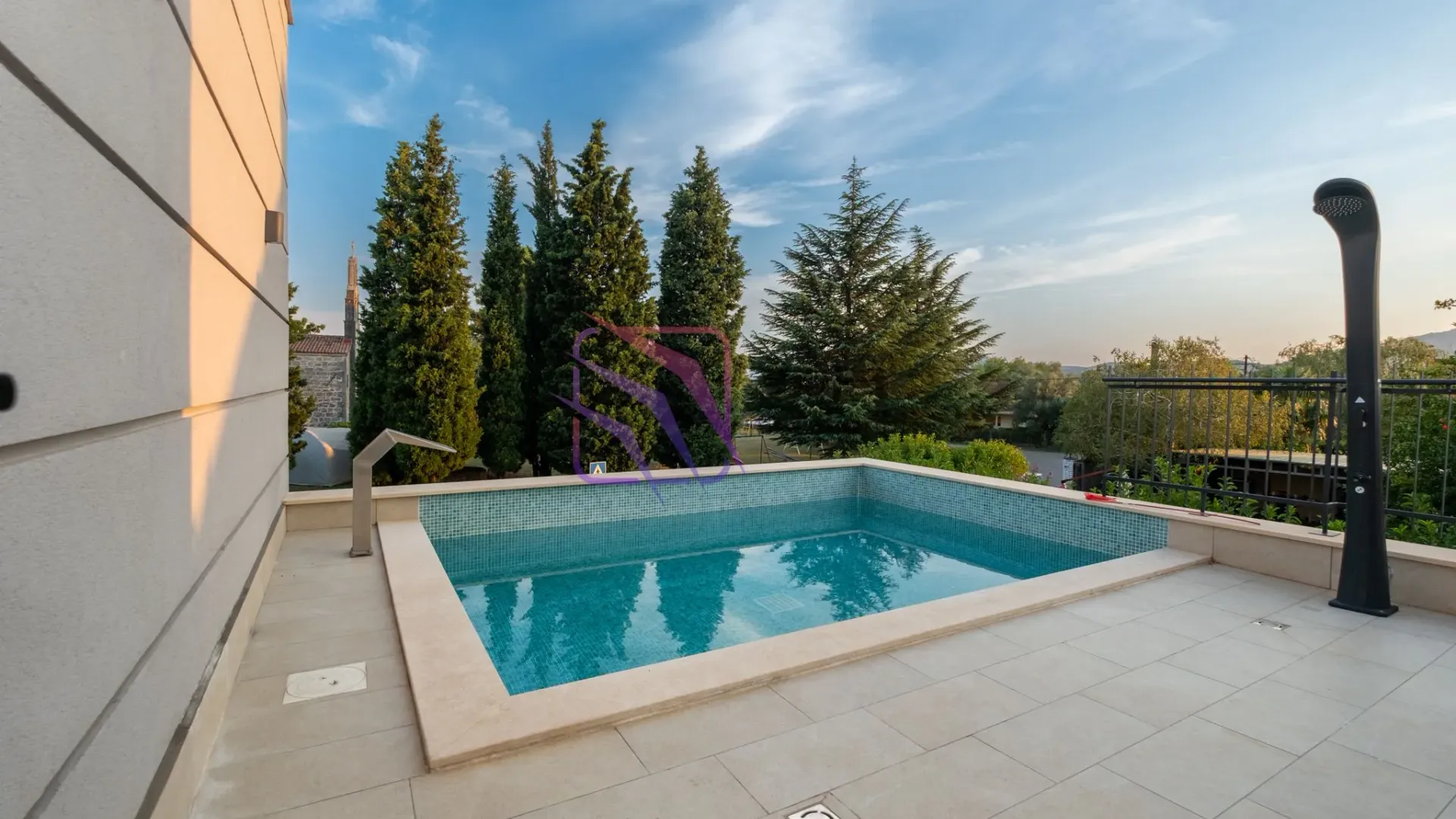 Izdavanje, kuća, 180m², Gornja Gorica, Podgorica