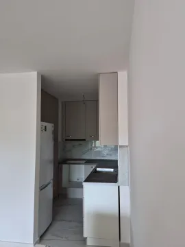 Manja kuhinja sa ugradnim elementima i frižiderom. - image 3