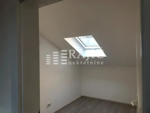 Prazna soba u potkrovlju sa krovnim prozorom i laminatom. - image 15