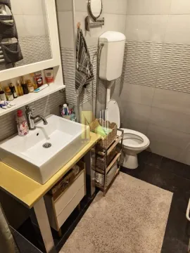 Manje kupatilo sa umivaonikom, ogledalom i toaletom. - image 30