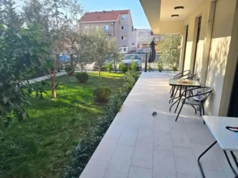 Izdavanje, dvosoban stan, 100m2, Blok 9, Podgorica Izdavanje, dvosoban stan, 100m2, Blok 9, Podgorica