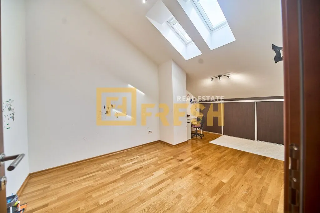 Prodaja, dvosoban stan, 122m², Tološi, Podgorica