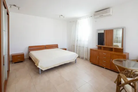 Svijetla spavaća soba sa bračnim krevetom i drvenim namještajem. - image 17