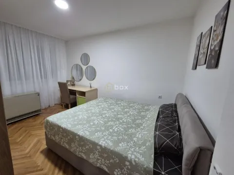Nameštena spavaća soba sa bračnim krevetom, radnim stolom i ukrasnim ogledalima na zidu. - image 10