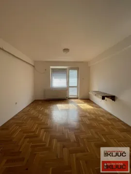 Prazna soba sa parketom i prozorom. - image 21