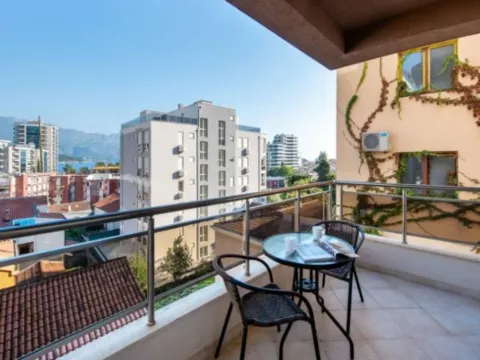 Izdavanje, jednosoban stan, 55m², Budva, Crna Gora