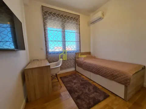 Izdavanje, trosoban stan, 95m², City Kvart, Podgorica - image 24