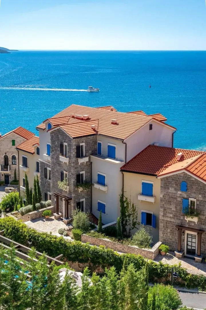 Pogled odozgo na fasadu zgrade sa pogledom na more.