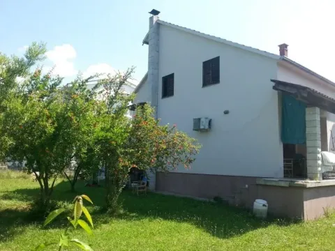 Pogled na eksterijer kuće i travnato dvorište. - image 4
