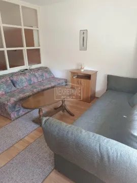 Dnevna soba sa garniturom za sedenje i stočićem. - image 2