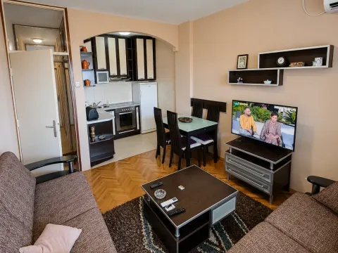 Rent, two bedroom apartment, 65m², Pejton, Podgorica - image 2