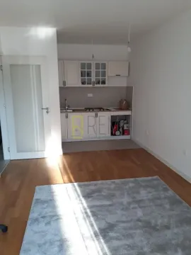 Manja kuhinja sa bijelim elementima u sklopu dnevnog boravka. - image 3